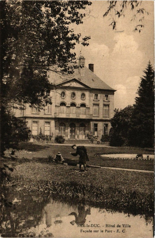 Carte postale ancienne Bar-le-Duc - Hotel de Ville Facade sur le Parc à Bar-le-Duc