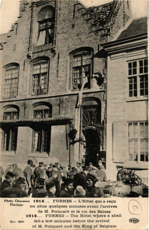 Carte postale ancienne 1914... Furnes - L'Hotel qui a recu un obus quelques minutes avant