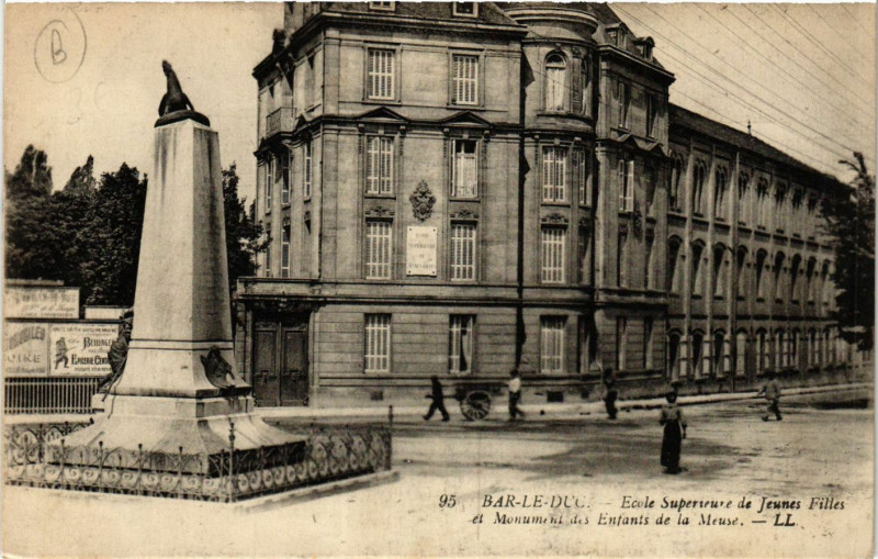 Carte postale ancienne Bar-le-Duc - Ecole Superieure de Jeunes Filles et Monument des .. à Bar-le-Duc