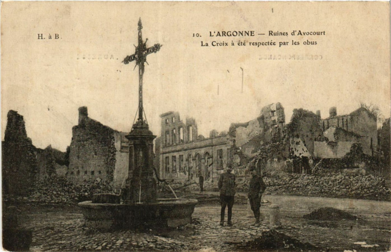 Carte postale ancienne L'Argonne - Ruines d'Avocourt - La Croix á été respectée par... à Avocourt