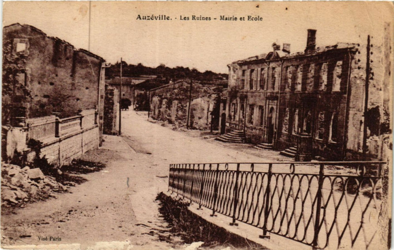 Carte postale ancienne Auzéville- Les Ruines - Mairie et Ecole