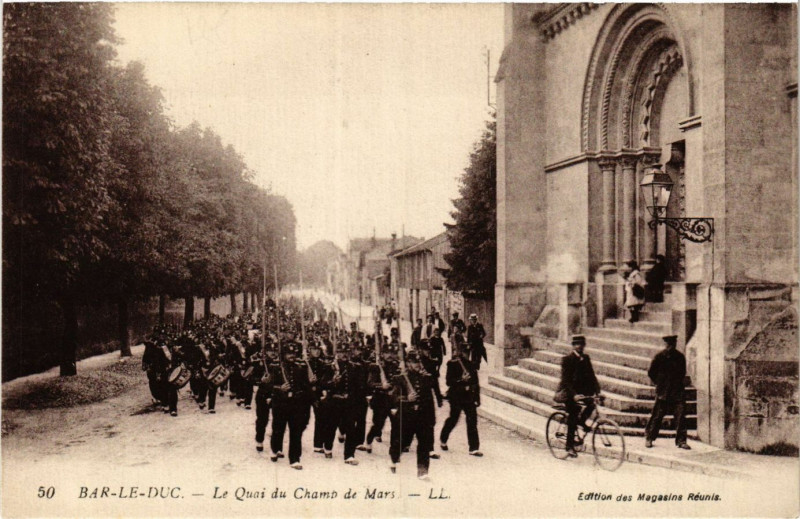 Carte postale ancienne Bar-le-Duc - Le Quai du Champ de Mars à Bar-le-Duc