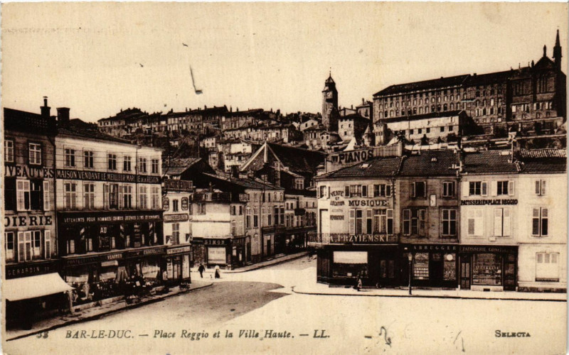 Carte postale ancienne Bar-le-Duc - Place Reggio et la Ville Haute à Bar-le-Duc