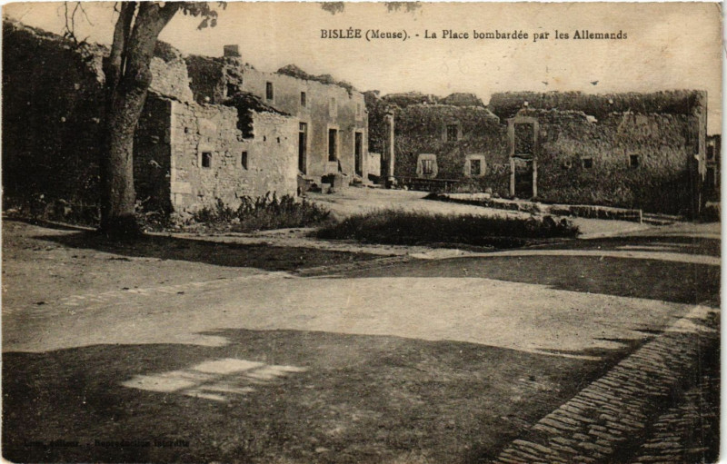 Carte postale ancienne Bislée (Meuse) - La Place bombardée par les Allemands à Bislée