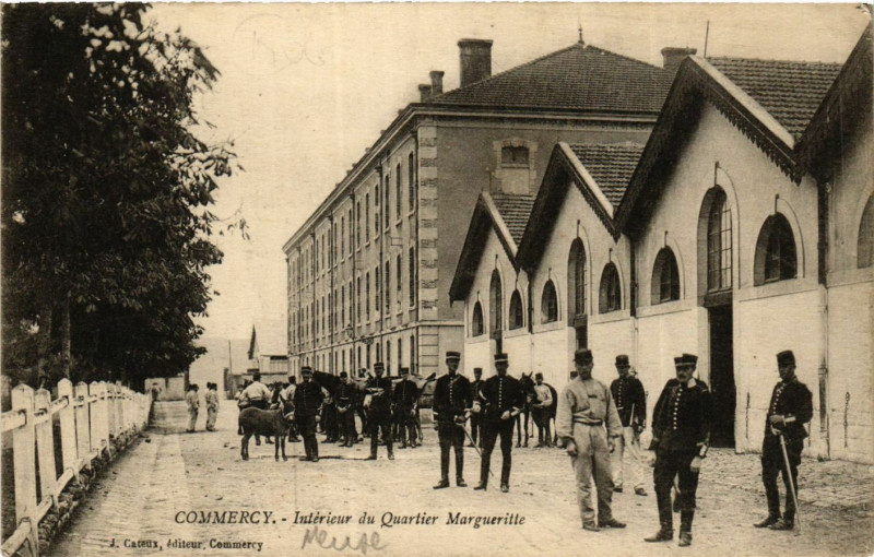 Carte postale ancienne Commercy - Intérieur du Quartier Marguerite à Commercy