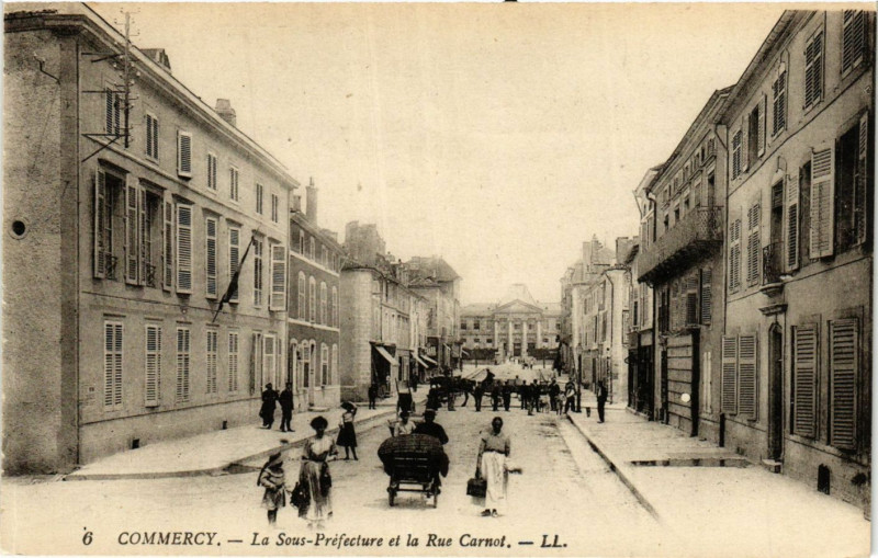 Carte postale ancienne Commercy - La Sous-Préfecture et la Rue Carnot à Commercy