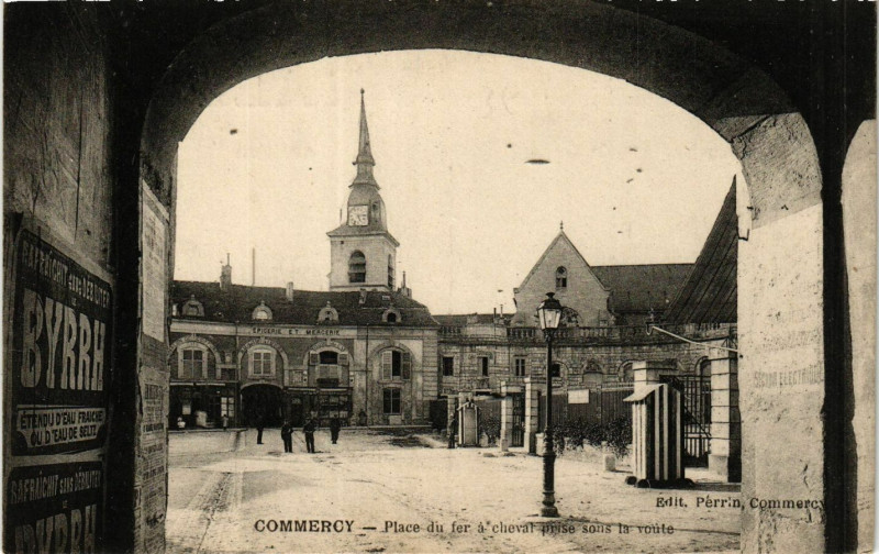 Carte postale ancienne Commercy - Place dit fer a cheval prise sous la voute à Commercy