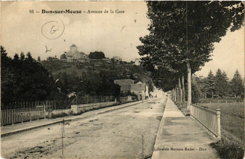 Carte postale ancienne Dun-sur-Meuse - Avenue de la Gare à Dun-sur-Meuse