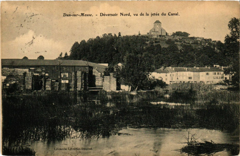 Carte postale ancienne Dun-sur-Meuse - Déversoir Nord, vu de la jetée du Canal à Dun-sur-Meuse