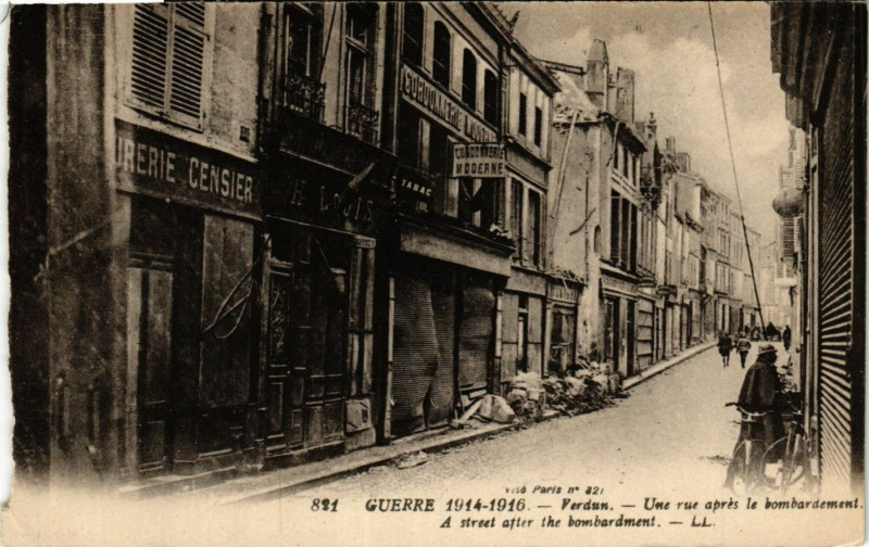 Carte postale ancienne Guerre 1914-1916 - Verdun - Une rue aprés le bombardement à Verdun