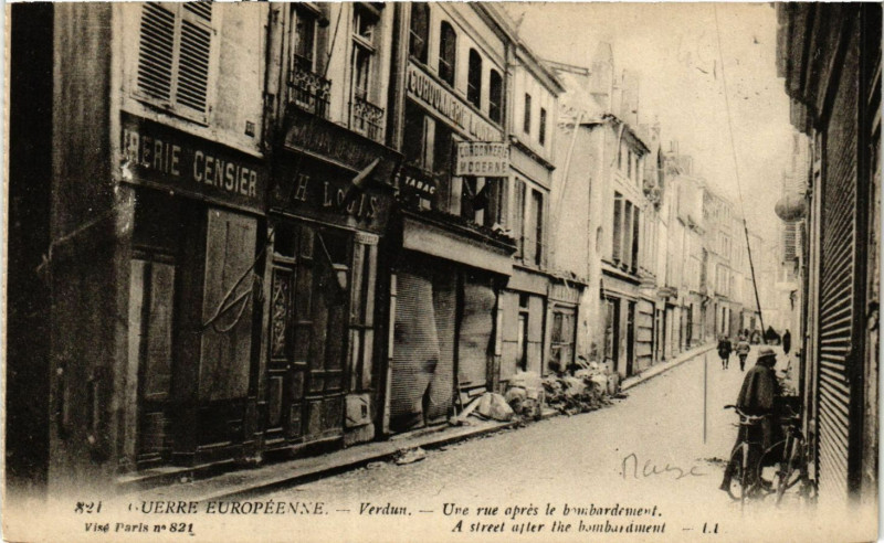 Carte postale ancienne Guerre Européenne - Verdun - Une rue aprés le bombardement à Verdun