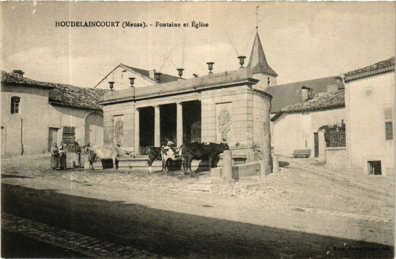 Carte postale ancienne Houdelaincourt (Meuse) - Fontaine et Eglise à Houdelaincourt