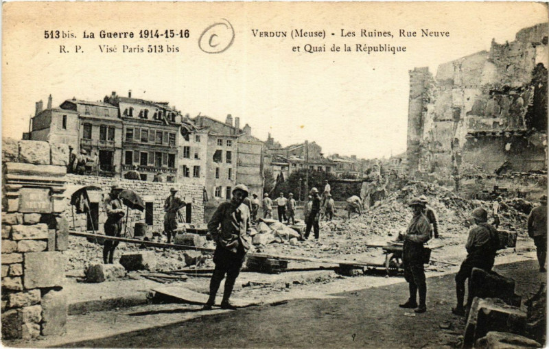 Carte postale ancienne Verdun (Meuse) - Les Ruines, Rue Neuve et Quai de la République à Verdun