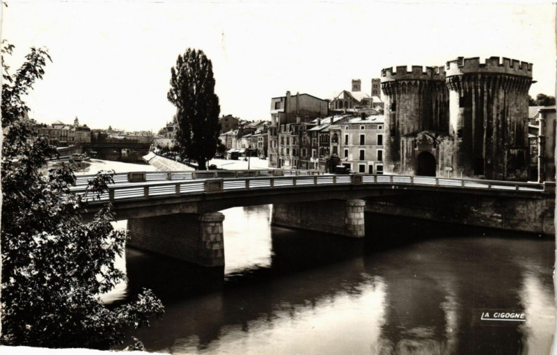Carte postale ancienne Verdun (Meuse) -Le Pont et la Porte Chaussée- Chaussée Bridge and à Verdun