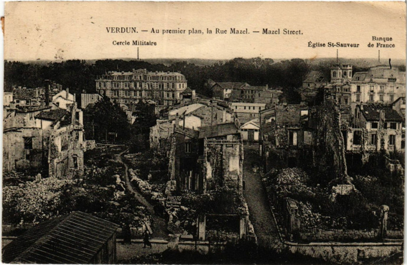 Carte postale ancienne Verdun - Au premier plan, la Rue Mazel - Mazel Street à Verdun