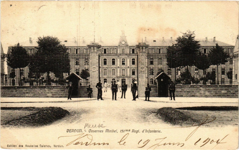 Carte postale ancienne Verdun - Casernes Miribel, 151 me Regl. d'Infanterie à Verdun