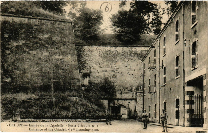 Carte postale ancienne Verdun - Entrée de la Citadelle. Poste d'écoute à Verdun