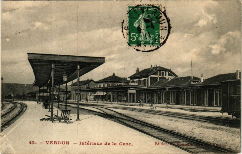 Carte postale ancienne Verdun - Intérieur de la Gare à Verdun