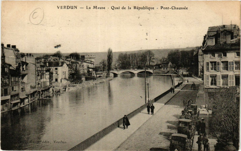 Carte postale ancienne Verdun - La Meuse - Quai de la République - Pont-Chausée à Verdun