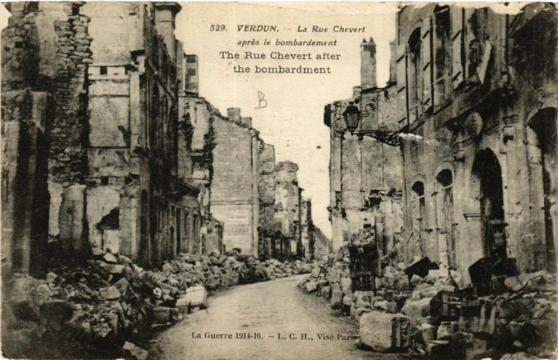 Carte postale ancienne Verdun - La Rue Chevart aprés le bombardement à Verdun