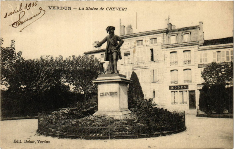 Carte postale ancienne Verdun - La Statue de Chevert à Verdun