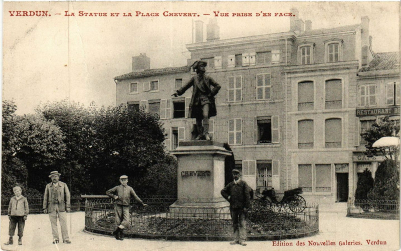 Carte postale ancienne Verdun - La Statue et la Place Chevert - Vue prise d'en Face à Verdun