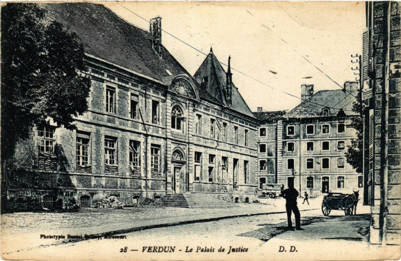 Carte postale ancienne Verdun - Le Palais de Justice à Verdun
