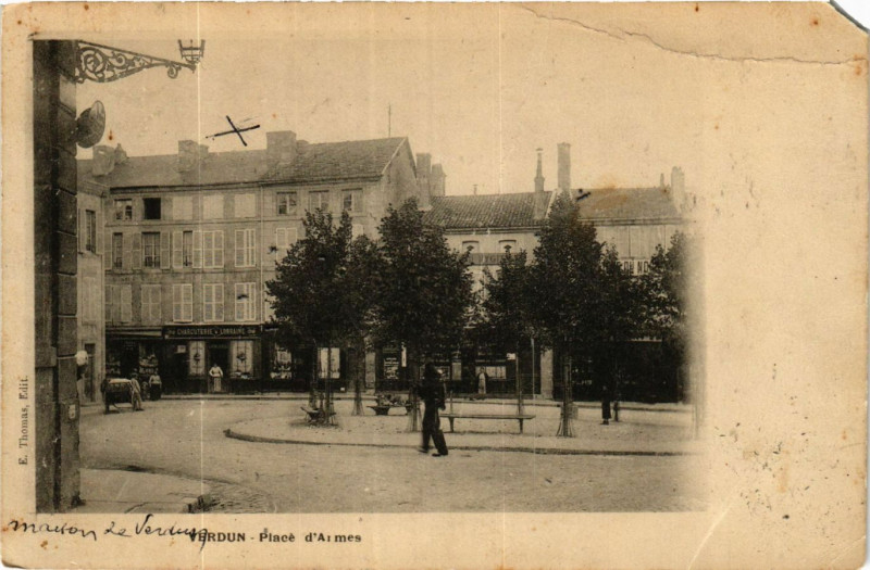 Carte postale ancienne Verdun - Place d'Armes à Verdun