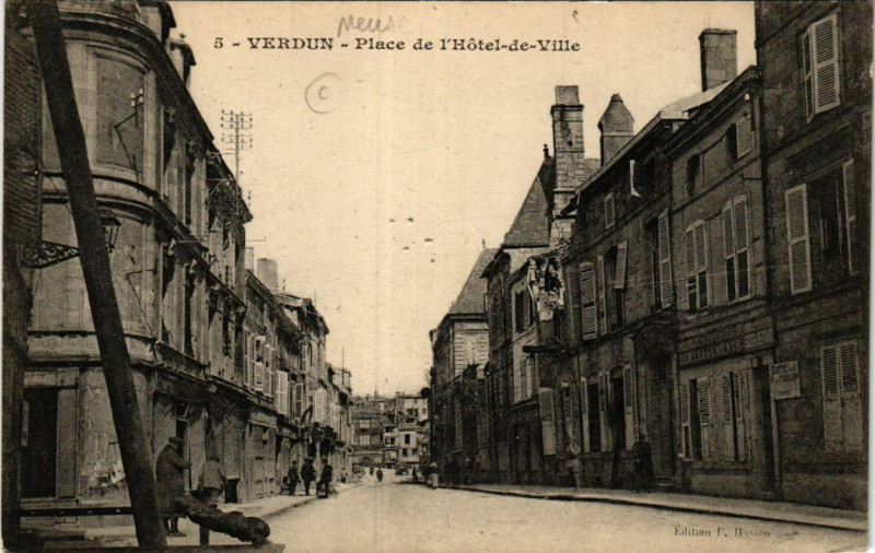 Carte postale ancienne Verdun - Place de l'Hotel-de-Ville à Verdun