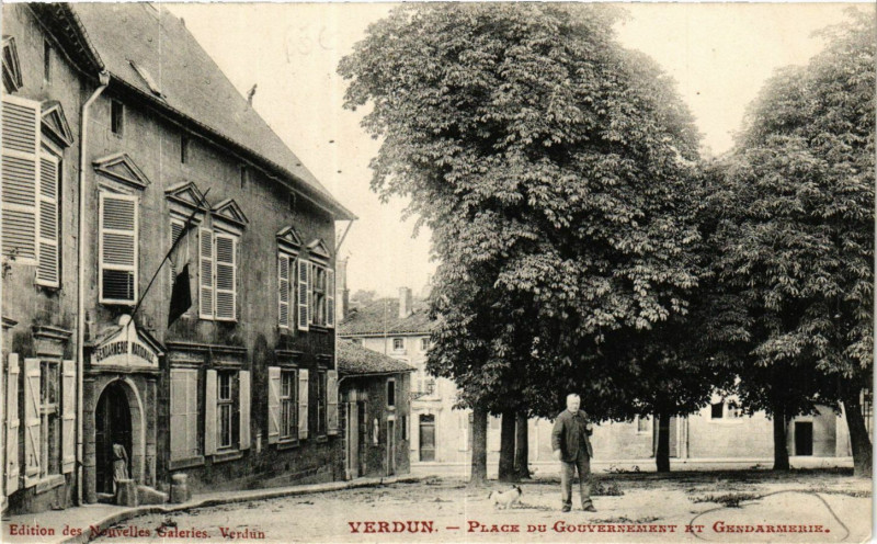 Carte postale ancienne Verdun - Place du Gouvernement et Gendarmerie à Verdun