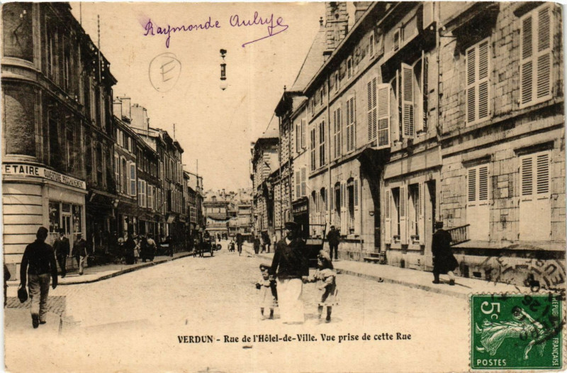 Carte postale ancienne Verdun - Rue  de l'Hotel-de-Ville, Vue prise de Cette Rue à Verdun