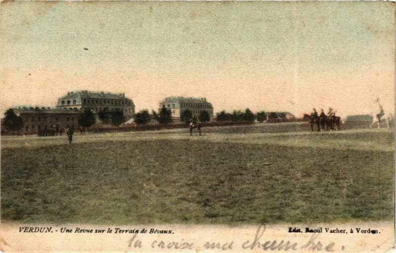 Carte postale ancienne Verdun - Une Revue sur le Terrain de Bévaux à Verdun