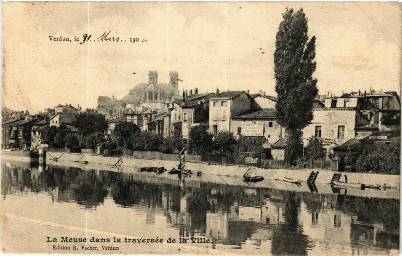 Carte postale ancienne Verdun, le ...- La Meuse dans la traversée de la Ville à Verdun