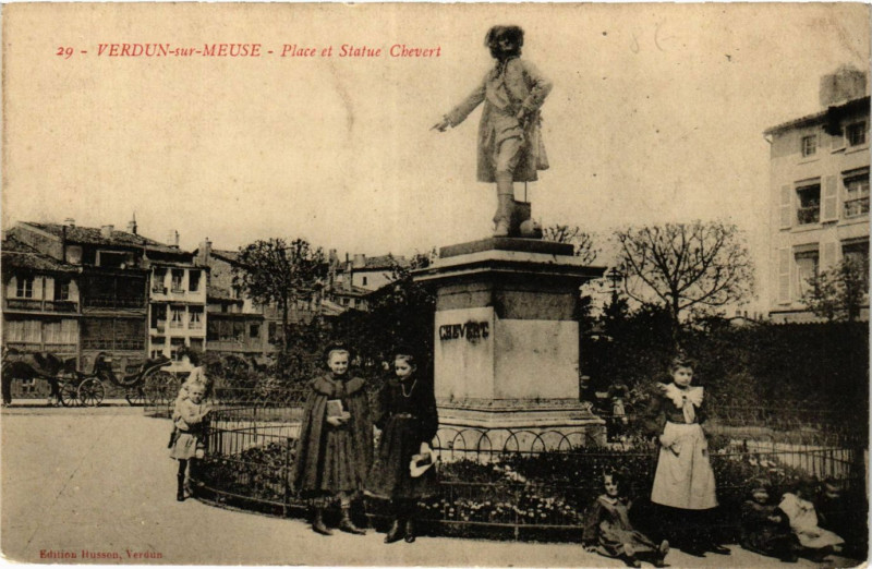 Carte postale ancienne Verdun- sur-Meuse - Place et Statue Chevert à Verdun