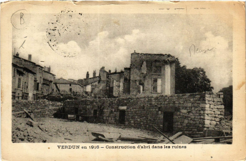 Carte postale ancienne Verdun-en 1916 -Construction d'abri dans les ruines à Verdun