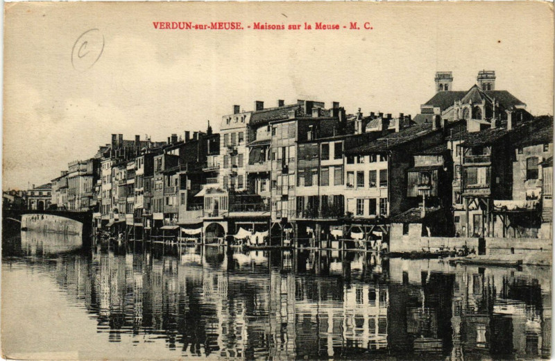 Carte postale ancienne Verdun-sur-Meuse - Maisons sur la Meuse à Verdun