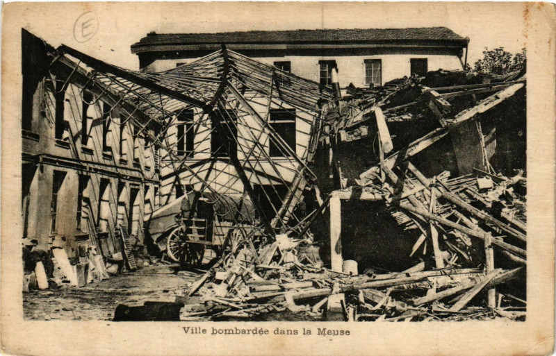 Carte postale ancienne Ville bombardée dans la Meuse