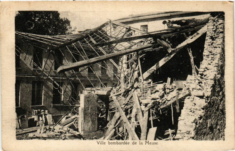 Carte postale ancienne Ville bombardée de la Meuse