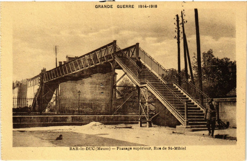 Carte postale ancienne Bar-le-Duc, rue de Saint-Mihiel, le passage supérieur à Bar-le-Duc