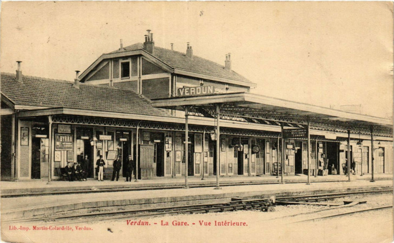 Carte postale ancienne Verdun - La Gare - Vue Intérieure à Verdun