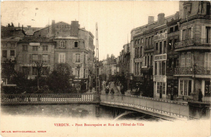 Carte postale ancienne Verdun - Pont Beaurepaire et Rue de l'Hotel-de-Ville à Verdun