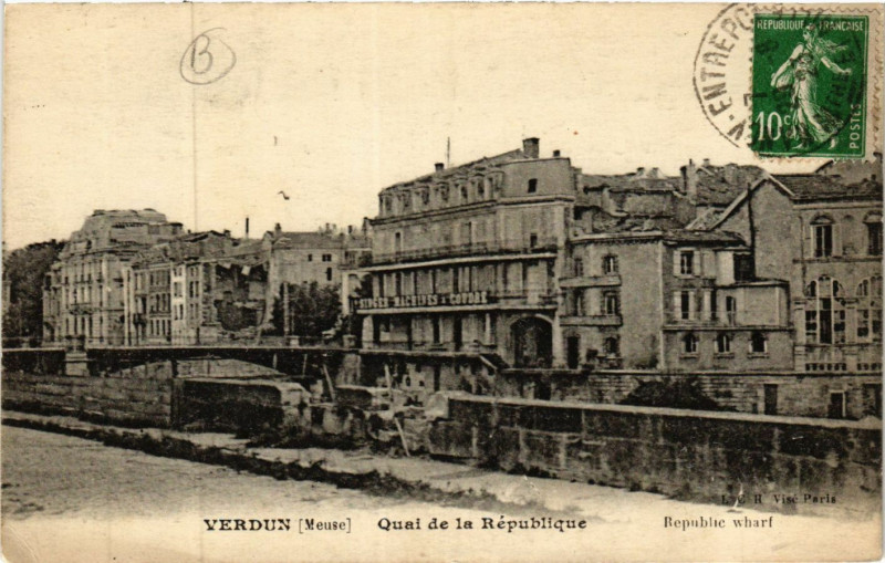 Carte postale ancienne Verdun( Meuse) -Quai de la République à Verdun