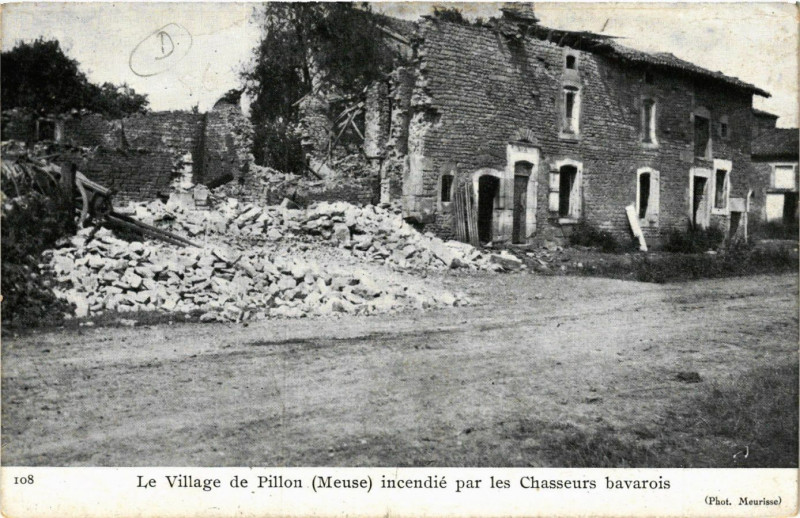Carte postale ancienne Le Village de Pillon (Meuse) incendié par les Chasseurs bavarois à Pillon