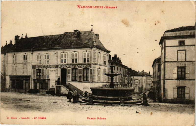 Carte postale ancienne Vaucouleurs (Meuse) - Place Pétry à Vaucouleurs