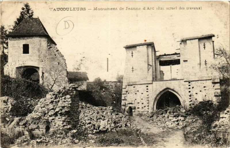 Carte postale ancienne Vaucouleurs - Monument de Jeanne d'Arc (état actuel des travaux) à Vaucouleurs