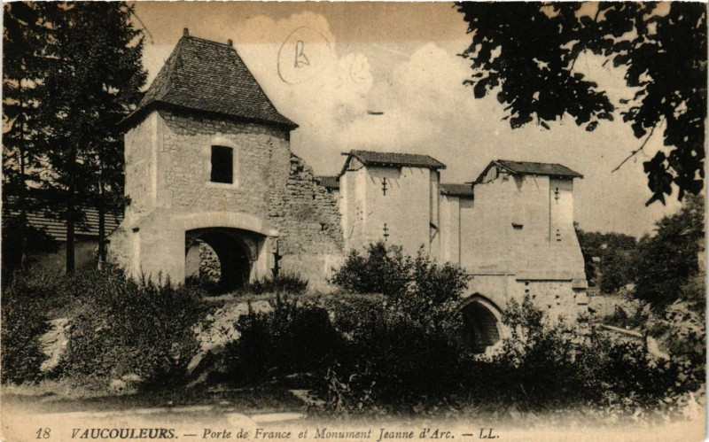 Carte postale ancienne Vaucouleurs - Porte de France et Monument Jeanne d'Arc à Vaucouleurs