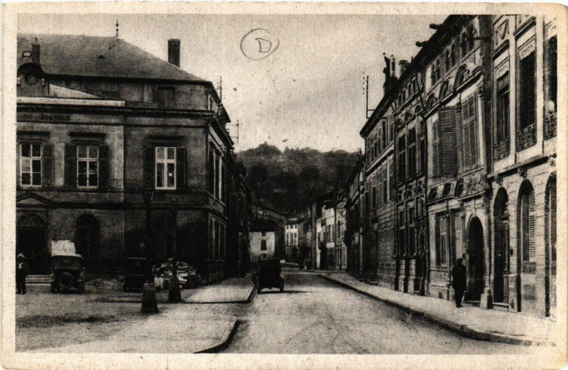 Carte postale ancienne Bar-le-Duc (Meuse) - La Rue du Bourg et le Palais de Justice à Bar-le-Duc