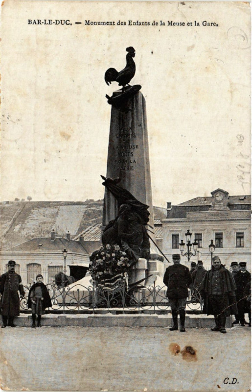 Carte postale ancienne Bar-le-Duc - Monument des Enfants de la Meuse et la Gare à Bar-le-Duc