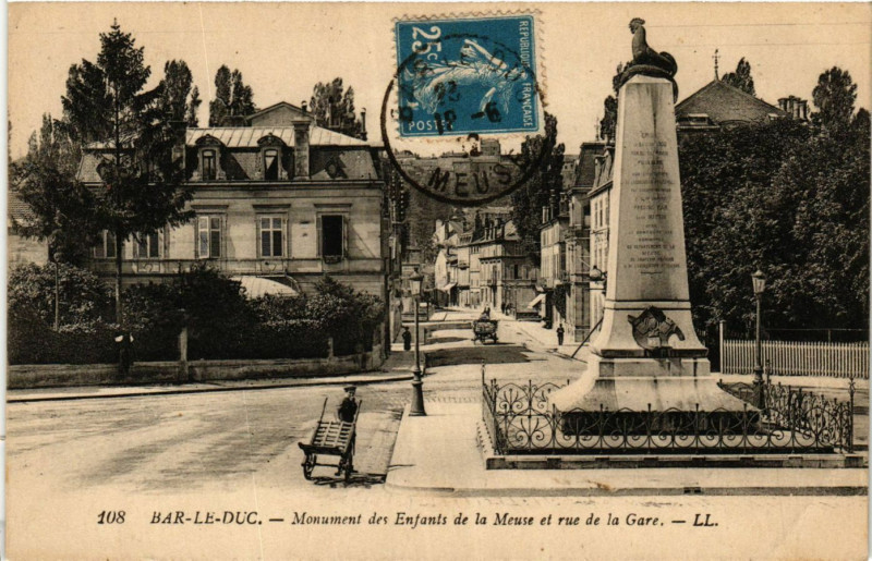 Carte postale ancienne Bar-le-Duc - Monument des Enfants de la Meuse et rue de la Gare à Bar-le-Duc