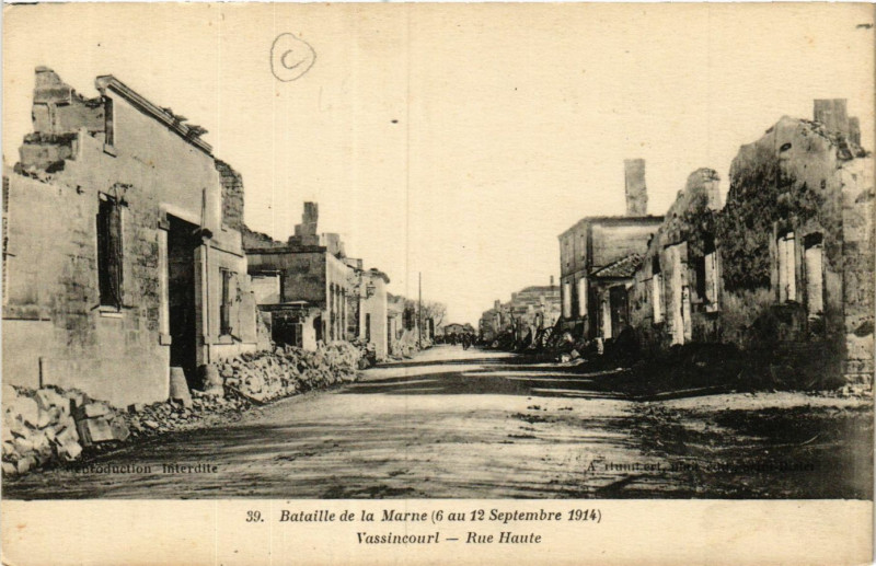 Carte postale ancienne Bataille de la Marne (6 au 12 Sept. 1914) -Vassincourt- Rue Haute à Vassincourt